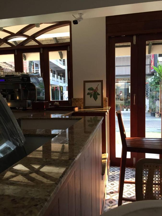 Valentier Cafe And Hotel 치앙마이 외부 사진