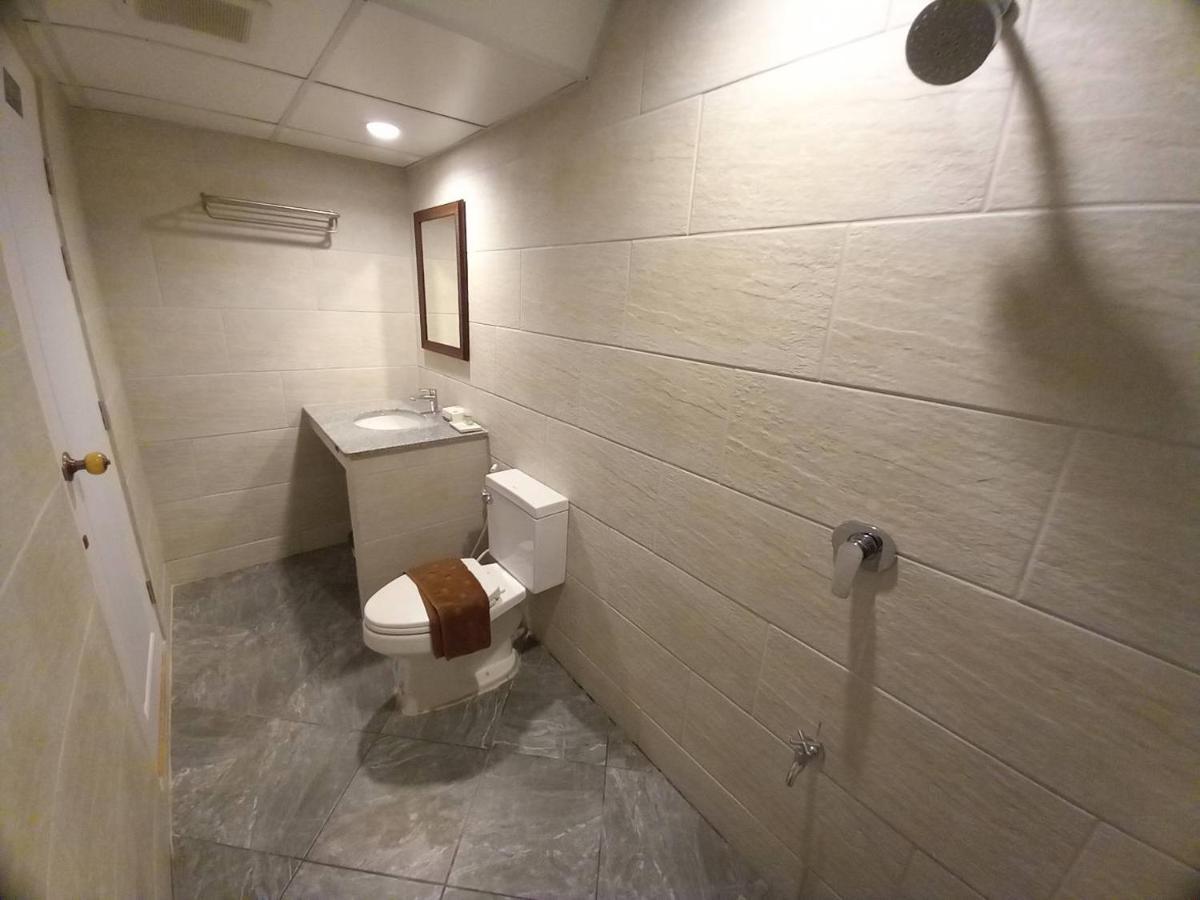 Valentier Cafe And Hotel 치앙마이 외부 사진