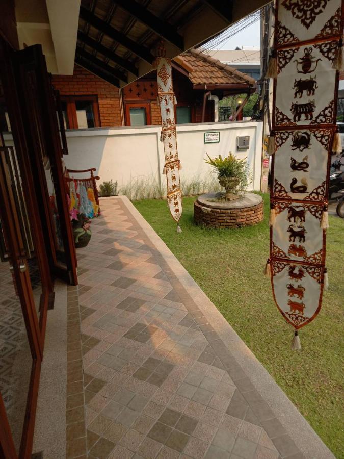 Valentier Cafe And Hotel 치앙마이 외부 사진