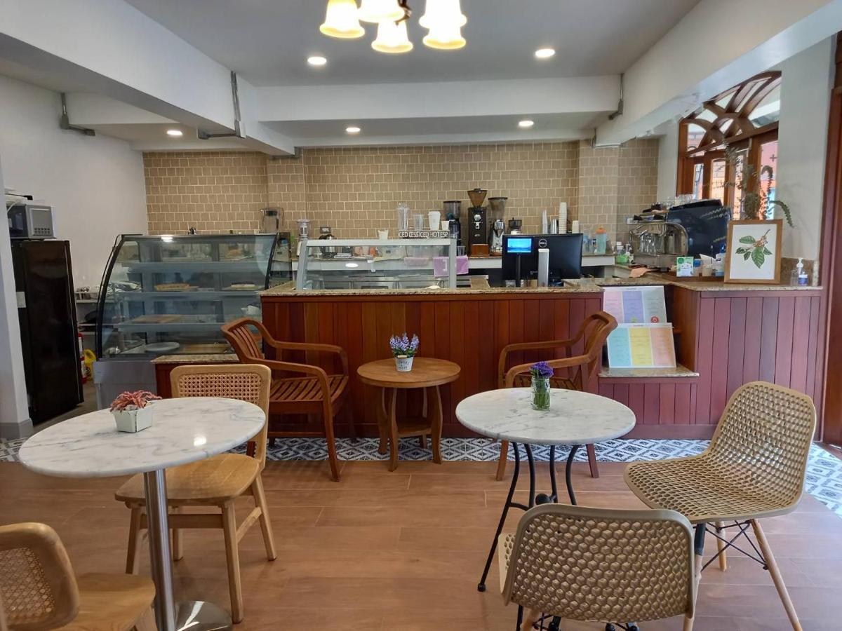 Valentier Cafe And Hotel 치앙마이 외부 사진